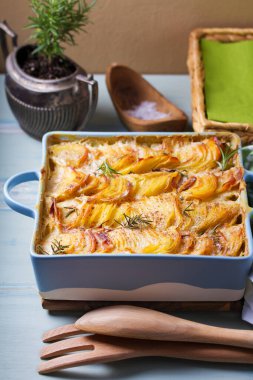 Mavi fırında patates ve soğan rendesi. Deniz tarağı ya da patates püresi.