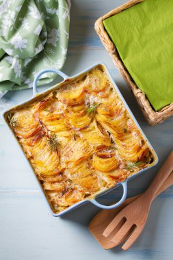 Mavi fırında patates ve soğan rendesi. Patates püresi ya da patates püresi. Yukarıdan görüntüle, en üstten