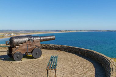 Doneraile uçurumundaki kilise Tramore, İrlanda 'da yürüyor.