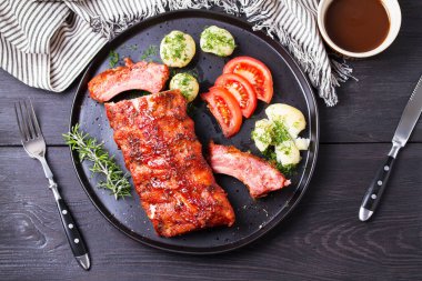 Izgara domuz pirzolası, haşlanmış patates ve taze sebze, siyah arka plan. Yüksek açı görünümü