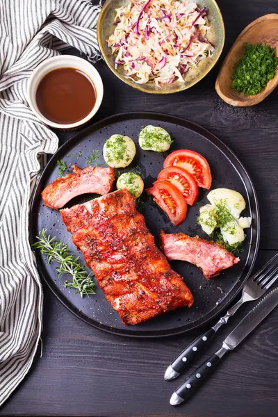 Izgara domuz pirzolası, haşlanmış patates ve taze sebze, siyah arka plan. Yüksek açı görünümü