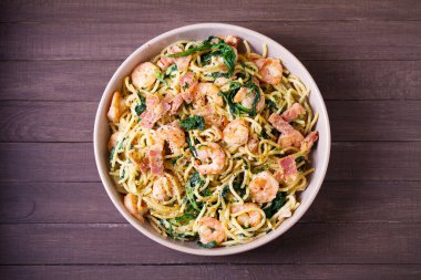 Ispanaklı karides ve pastırmalı makarna. Spagetti. Yukarıdan görüntüle, en üstten