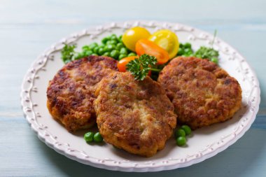 Yeşil bezelyeli balık köftesi. Balık köftesi ya da hamburger. Yukarıdan bak, en iyi stüdyo çekimi.