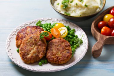 Yeşil bezelyeli balık köftesi. Balık köftesi ya da hamburger. Yukarıdan bak, en iyi stüdyo çekimi.