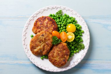 Yeşil bezelyeli balık köftesi. Balık köftesi ya da hamburger. Yukarıdan bak, en iyi stüdyo çekimi.