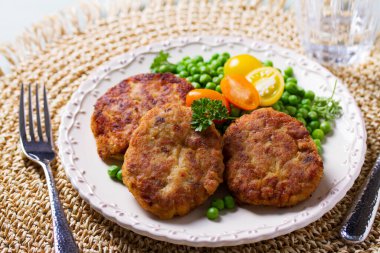 Yeşil bezelyeli balık köftesi. Balık köftesi ya da hamburger. Yukarıdan bak, en iyi stüdyo çekimi.