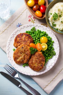 Yeşil bezelyeli balık köftesi. Balık köftesi ya da hamburger. Yukarıdan bak, en iyi stüdyo çekimi.