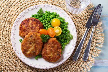 Yeşil bezelyeli balık köftesi. Balık köftesi ya da hamburger. Yukarıdan bak, en iyi stüdyo çekimi.