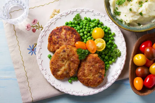 Yeşil bezelyeli balık köftesi. Balık köftesi ya da hamburger. Yukarıdan bak, en iyi stüdyo çekimi.