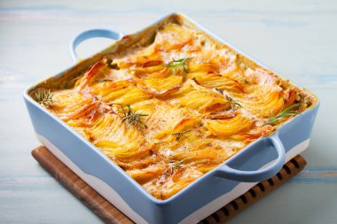 Yumuşak kremalı patates graten. Deniz tarağı ya da patates püresi.