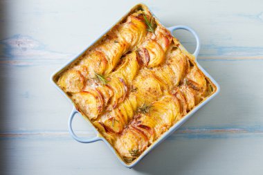 Yumuşak kremalı patates graten. Patates püresi ya da patates püresi. Yüksek açı görünümü