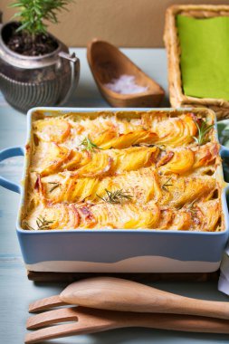 Yumuşak kremalı patates graten. Deniz tarağı ya da patates püresi.