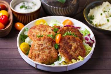 Sebzeli balık köftesi ve patates püresi. Balık köftesi mi hamburger mi?