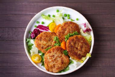 Sebzeli balık köftesi ve patates püresi. Balık köftesi ya da hamburger. Yukarıdan bak, en iyi stüdyo çekimi.