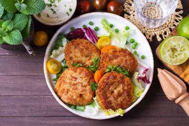 Sebzeli balık köftesi ve patates püresi. Balık köftesi ya da hamburger. Yukarıdan bak, en iyi stüdyo çekimi.