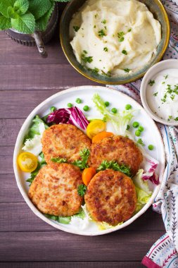 Sebzeli balık köftesi ve patates püresi. Balık köftesi ya da hamburger. Yukarıdan bak, en iyi stüdyo çekimi.