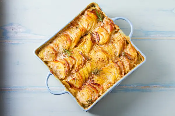 Yumuşak kremalı patates graten. Patates püresi ya da patates püresi. Yüksek açı görünümü