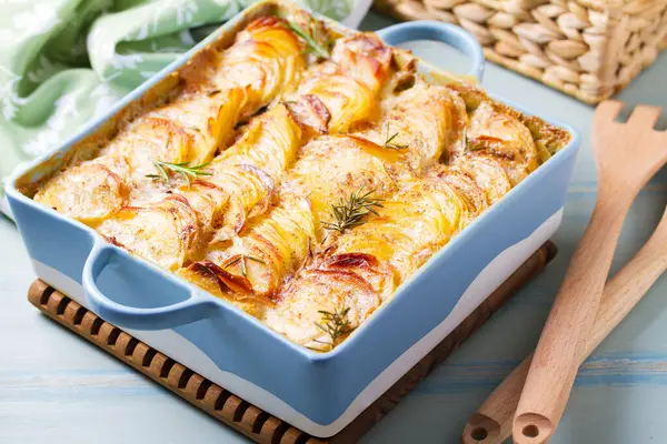 Yumuşak kremalı patates graten. Deniz tarağı ya da patates püresi.