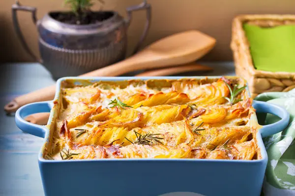 Yumuşak kremalı patates graten. Deniz tarağı ya da patates püresi.