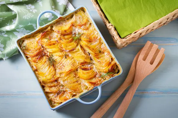 Yumuşak kremalı patates graten. Patates püresi ya da patates püresi. Yüksek açı görünümü