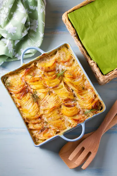 Yumuşak kremalı patates graten. Patates püresi ya da patates püresi. Yüksek açı görünümü