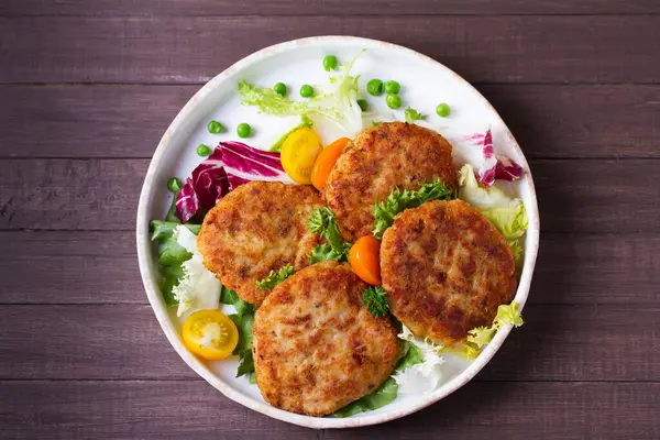 Sebzeli balık köftesi ve patates püresi. Balık köftesi ya da hamburger. Yukarıdan bak, en iyi stüdyo çekimi.