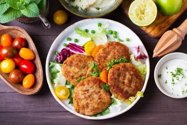 Sebzeli balık köftesi ve patates püresi. Balık köftesi ya da hamburger. Yukarıdan bak, en iyi stüdyo çekimi.