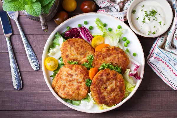 Sebzeli balık köftesi ve patates püresi. Balık köftesi ya da hamburger. Yukarıdan bak, en iyi stüdyo çekimi.