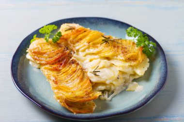 Biberiyeli kremalı patates graten. Deniz tarağı ya da patates püresi.