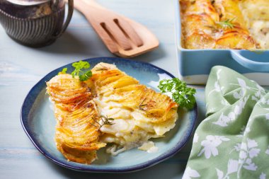 Biberiyeli kremalı patates graten. Deniz tarağı ya da patates püresi.