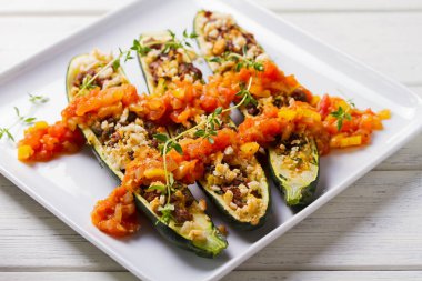 Kıymalı biftek ile doldurulmuş kabak. Kabak tekneleri. Yüklü kabaklar