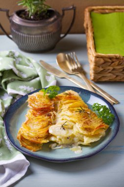 Biberiyeli kremalı patates graten. Deniz tarağı ya da patates püresi.