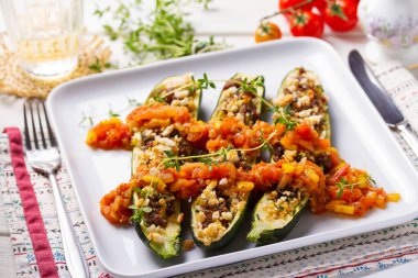 Kıymalı biftek ile doldurulmuş kabak. Kabak tekneleri. Yüklü kabaklar