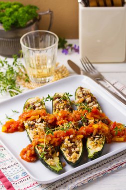 Kıymalı biftek ile doldurulmuş kabak. Kabak tekneleri. Yüklü kabaklar