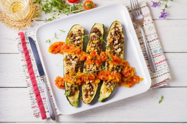 Kıymalı biftek ile doldurulmuş kabak. Kabak tekneleri. Dolu kabaklar. Yukarıdan bak, en iyi stüdyo çekimi.