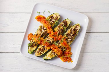 Kıymalı biftek ile doldurulmuş kabak. Kabak tekneleri. Dolu kabaklar. Yukarıdan bak, en iyi stüdyo çekimi.