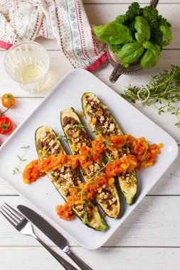 Kıymalı biftek ile doldurulmuş kabak. Kabak tekneleri. Dolu kabaklar. Yukarıdan bak, en iyi stüdyo çekimi.