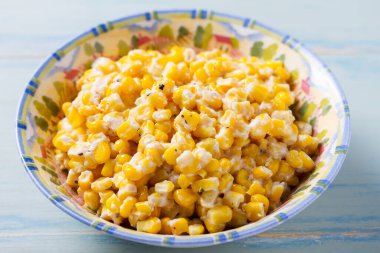 Ballı tereyağlı tavada mısır