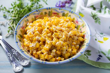 Ballı tereyağlı tavada mısır