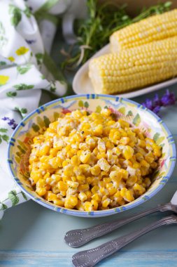 Ballı tereyağlı tavada mısır