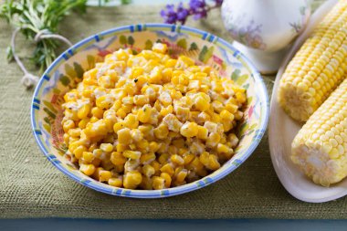 Ballı tereyağlı tavada mısır