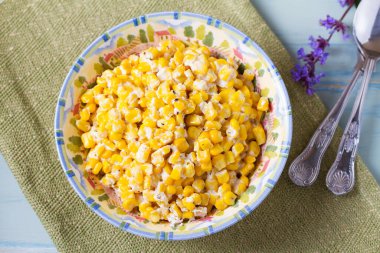 Ballı tereyağlı tavada mısır. Yukarıdan bak, en iyi stüdyo çekimi.