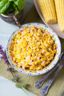 Ballı tereyağlı tavada mısır. Yukarıdan bak, en iyi stüdyo çekimi.