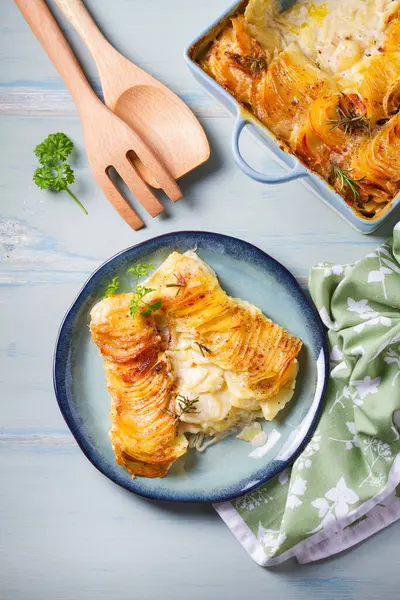 Biberiyeli kremalı patates graten. Patates püresi ya da patates püresi. Yüksek açı görünümü