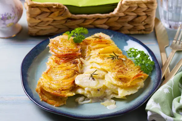 Biberiyeli kremalı patates graten. Deniz tarağı ya da patates püresi.