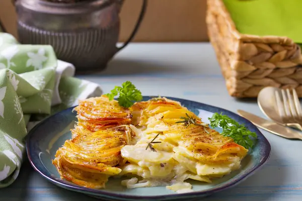 Biberiyeli kremalı patates graten. Deniz tarağı ya da patates püresi.