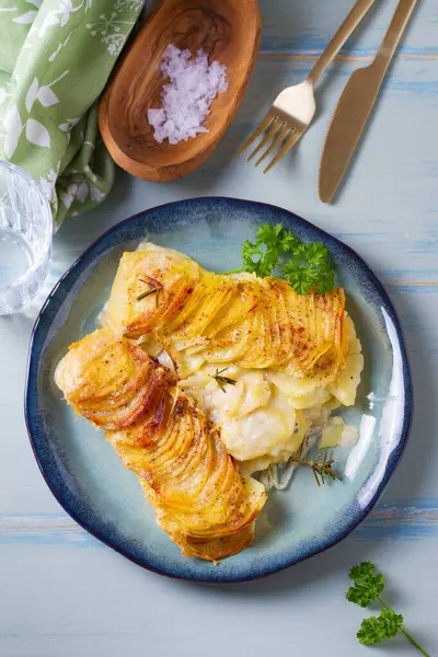 Biberiyeli kremalı patates graten. Patates püresi ya da patates püresi. Yüksek açı görünümü