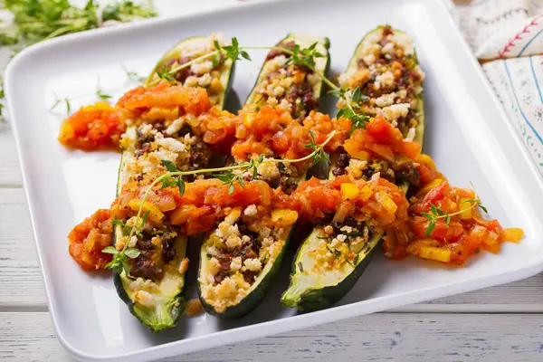 Kıymalı biftek ile doldurulmuş kabak. Kabak tekneleri. Yüklü kabaklar