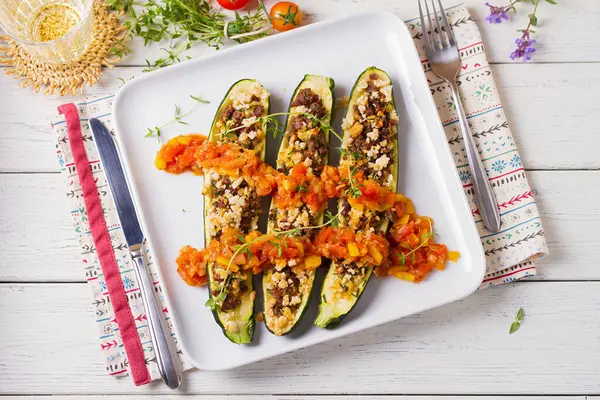 Kıymalı biftek ile doldurulmuş kabak. Kabak tekneleri. Dolu kabaklar. Yukarıdan bak, en iyi stüdyo çekimi.