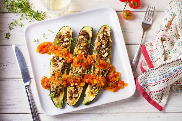 Kıymalı biftek ile doldurulmuş kabak. Kabak tekneleri. Dolu kabaklar. Yukarıdan bak, en iyi stüdyo çekimi.